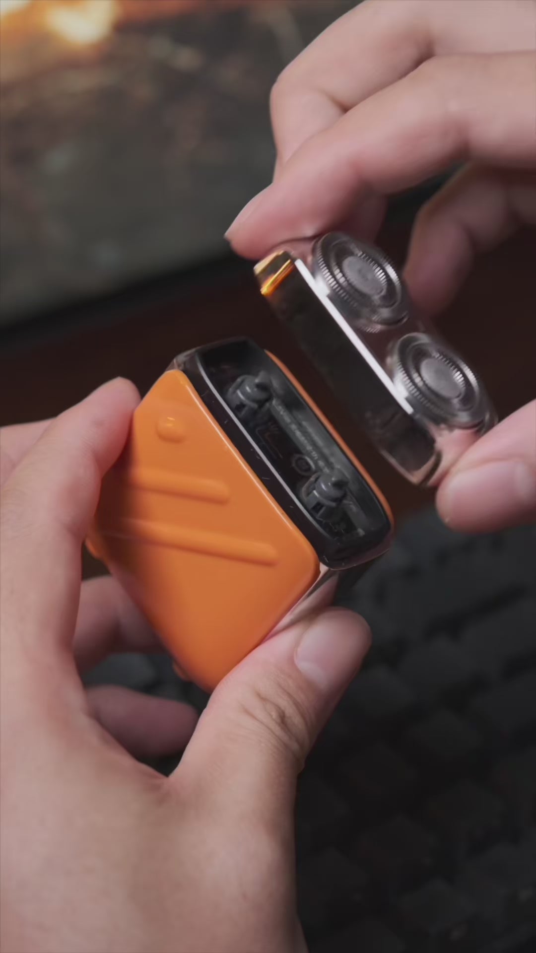Charger la vidéo : Compact, puissant et sans irritation : ce rasoir est votre allié beauté en voyage, au bureau ou après le sport. Toujours prêt à l’emploi pour une peau douce et impeccable.